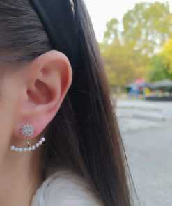 Καρφωτά σκουλαρίκια σε ασημί χρώμα με πέρλες