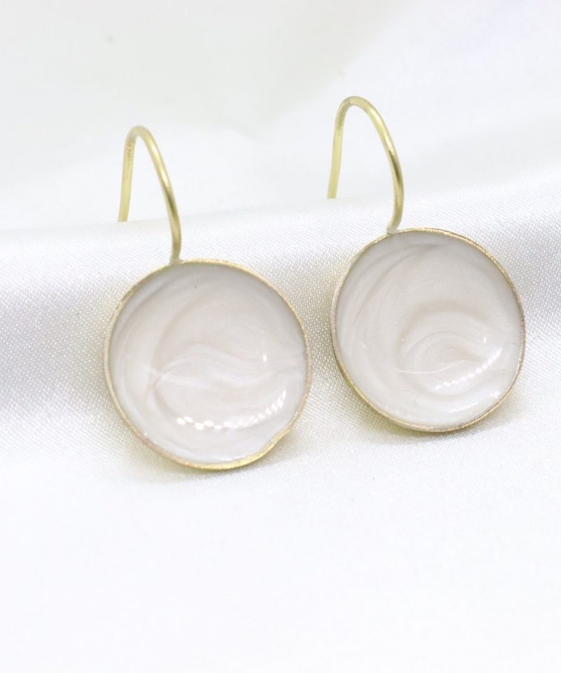 Ορειχάλκινα σκουλαρίκια με σμάλτο σε μπέζ χρώμα