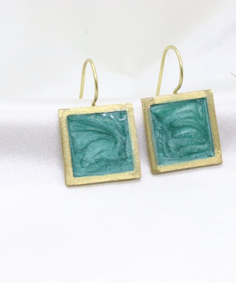 Ορειχάλκινα τετράγωνα σκουλαρίκια με σμάλτο σε πράσινο χρώμα