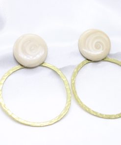 Ορειχάλκινα σκουλαρίκια με σμάλτο σε μπέζ χρώμα