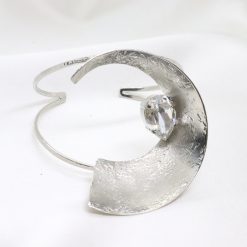 Χειροποίητο σφυρήλατο βραχιόλι με πέτρα swarovski