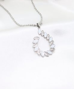 Ατσάλινο κολιέ αλυσίδα με στοιχείο σε ασημί και λευκό χρώμα