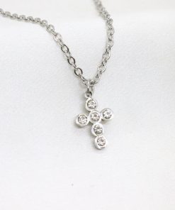 Ατσάλινο κολιέ σταυρός με πέτρες ζιργκόν σε ασημί χρώμα