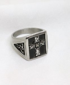 Ατσάλινο δαχτυλίδι με ανάγλυφο σταυρό