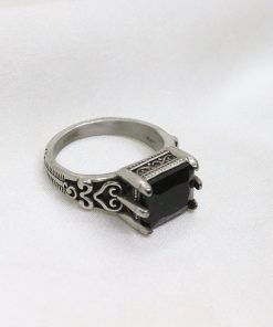 Ατσάλινο δαχτυλίδι με μαύρη πέτρα και σκαλιστά μοτίβα