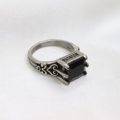 Ατσάλινο δαχτυλίδι με μαύρη πέτρα και σκαλιστά μοτίβα