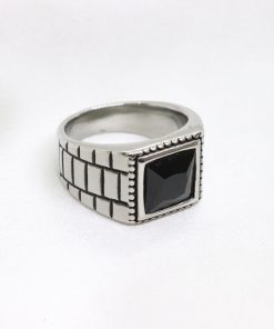 Ατσάλινο δαχτυλίδι με τετράγωνη μαύρη πέτρα και ανάγλυφο σχέδιο