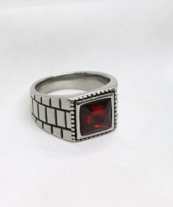 Ατσάλινο δαχτυλίδι με τετράγωνη κόκκινη πέτρα και ανάγλυφο σχέδιο