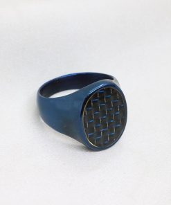 Ατσάλινο δαχτυλίδι με λεπτομέρειες απο ανθρακονήματα σε μπλέ χρώμα