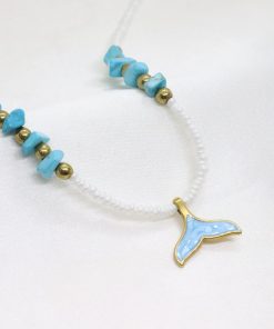 Χειροποίητο κολιέ με λευκές και τυρκουάζ χάντρες και κρεμαστό στοιχείο ουρά γοργόνας