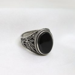 Ατσάλινο δαχτυλίδι με οβάλ μαύρη πέτρα και ανάγλυφα σκαλίσματα