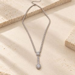 Silver Elegance - Κολιέ σε Ασημί Χρώμα με Λευκά Ζιργκόν και Οβάλ Κρεμαστά Στοιχεία